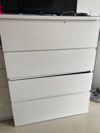 Cómoda blanca de cuatro cajones