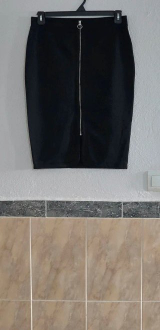 Falda de tubo negra con cremallera