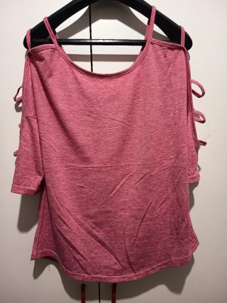 Camiseta Rosa con Aberturas en Hombros