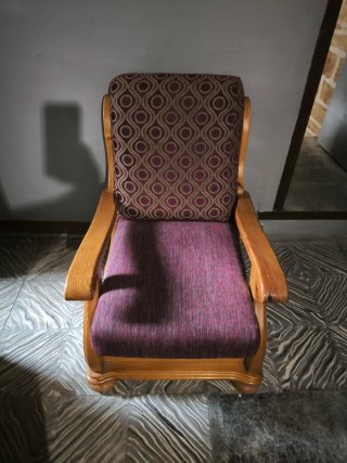 Silla antigua de madera y tela