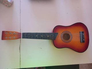 Guitarra acústica pequeña