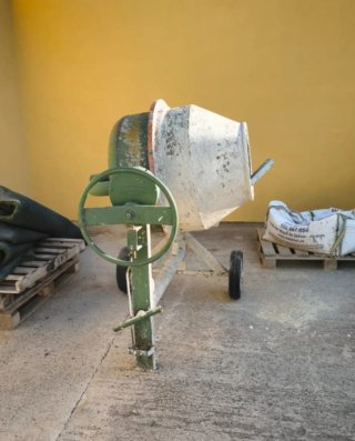 Hormigonera INHERSA y Montacargas