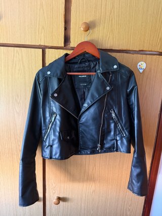 Cazadora negra de cuero Pull&Bear
