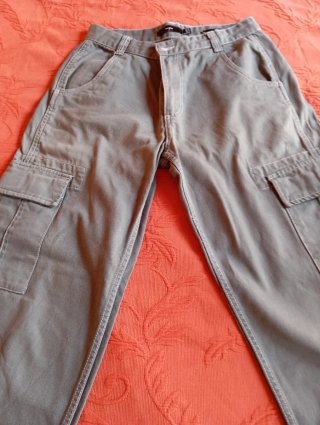 Pantalón cargo gris con bolsillos