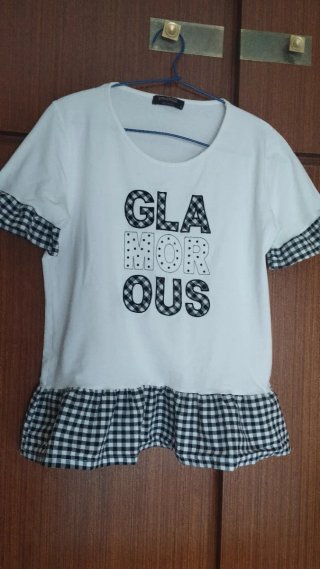 Camiseta Blanca y Negra con Volantes