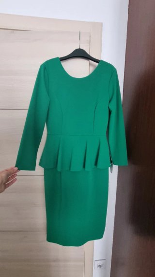 Vestido de fiesta verde con volante, manga larga