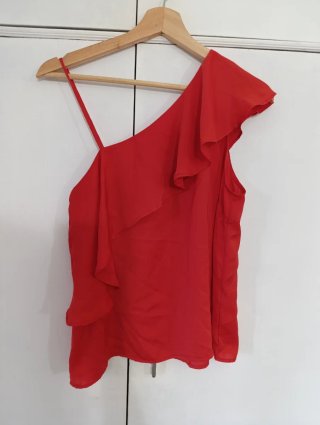 Blusa roja asimétrica con volante