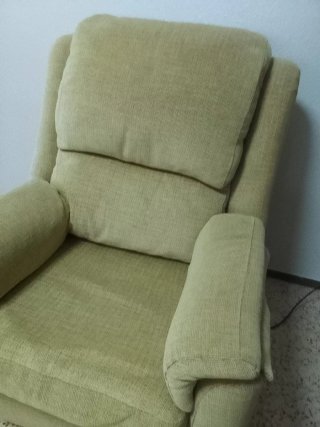 Sillón relax de tela verde con motor