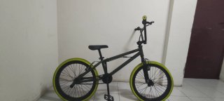 Bicicleta BMX con Ruedas Verdes