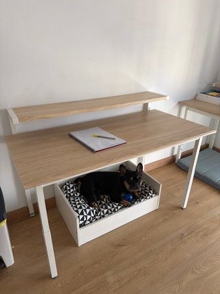 Mesa de trabajo con estante superior