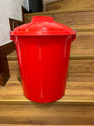 Cubo de basura o almacenamiento rojo