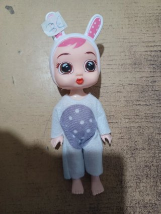 Muñeca con disfraz de conejo