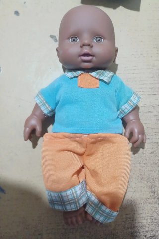 Muñeco Bebé con Ropa de Colores