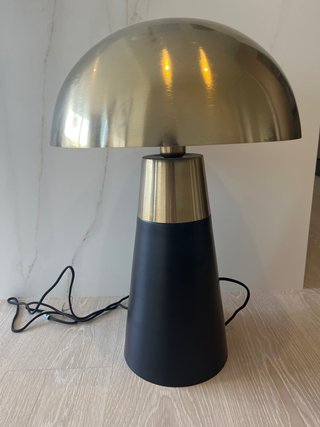 Lámpara de mesa metálica dorada y negra