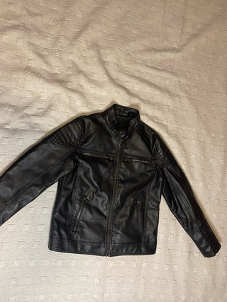 Chaqueta de cuero negra con almohadilla en hombro