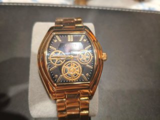 Reloj Guess Dorado y Negro