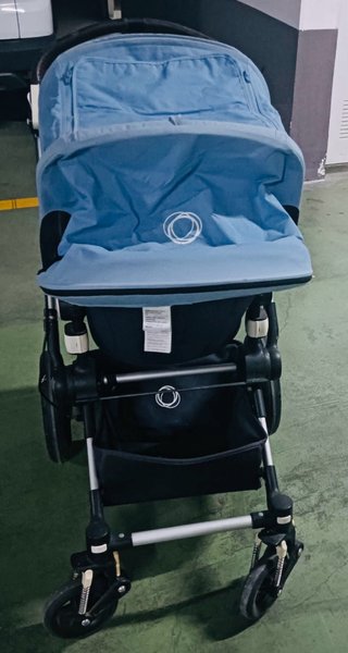 Carro de bebé Bugaboo Camaleon azul.