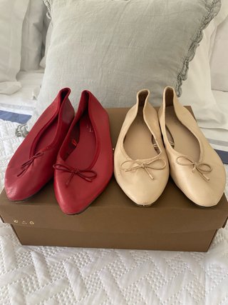 Dos pares de bailarinas de piel