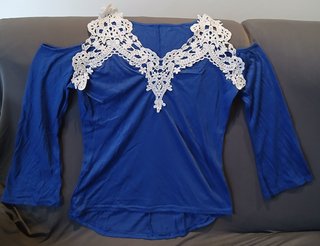 Camiseta Azul Eléctrico Hombros Descubiertos