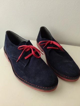 Zapatos de ante azul con cordones rojos