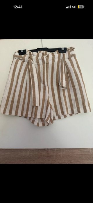 Pantalón corto de vestir a rayas.