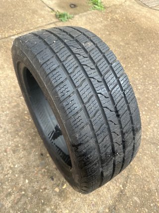 Neumático 215/45-16