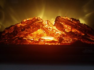 estufa pequeña con efecto leña ardiendo
