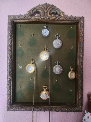 Expositor de pared con 7 relojes de bolsillo