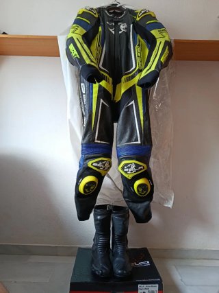 Mono de Moto Bela y Botas