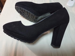 Zapatos de salón negros con tacón