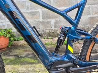 Bicicleta Eléctrica GT de Doble Suspensión