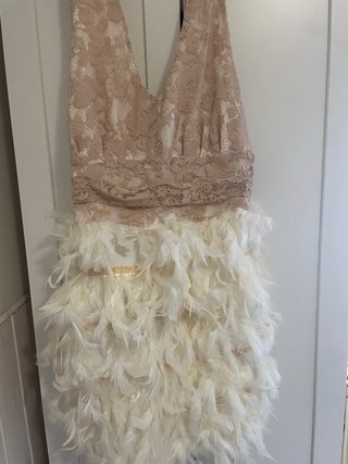 Vestido de fiesta con encaje y plumas