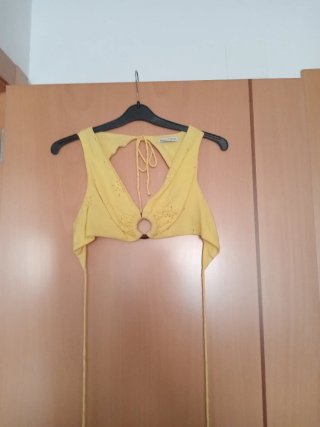 Top amarillo Bershka
