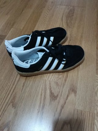 Zapatillas Adidas Negras y Blancas