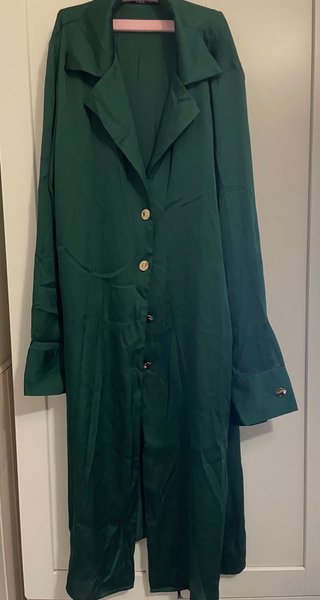 Camisa larga de raso verde sin estrenar