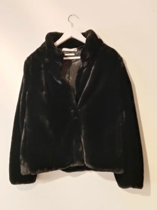 Chaqueta corta negra de pelo MANGO