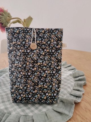 Funda de libro artesanal con estampado floral