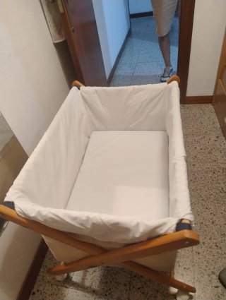 Moisés de madera con estructura plegable