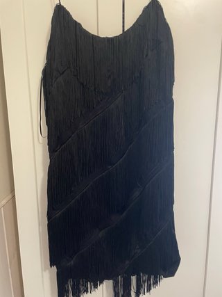 Vestido corto negro con flecos