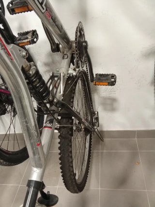 Bicicleta de Montaña con Doble Suspensión