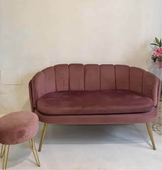 Sofá y puff de terciopelo rosa