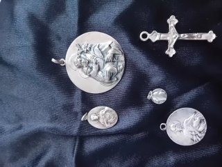 Lote de 5 Medallas y Cruz Religiosas