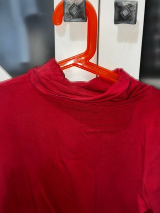 Camiseta de Cuello Vuelto Roja