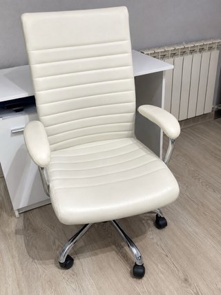 Silla de escritorio giratoria blanca