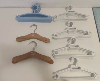Lote de 37 perchas infantiles