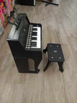 Mini Piano Hape con Taburete