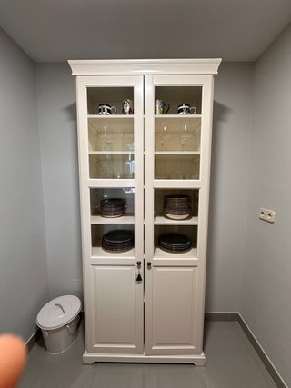 Vitrina de madera blanca con puertas de cristal