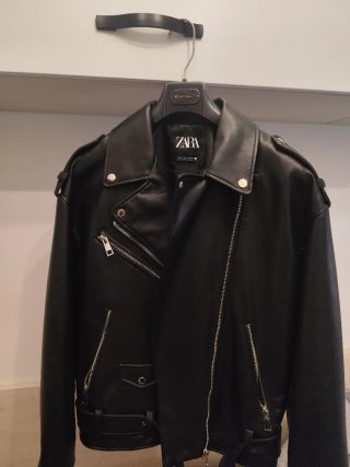 Chaqueta de piel sintética negra Zara. Talla S.