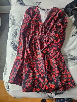Vestido Estampado Floral Negro y Rojo