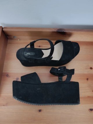 Sandalias de plataforma negras Mango